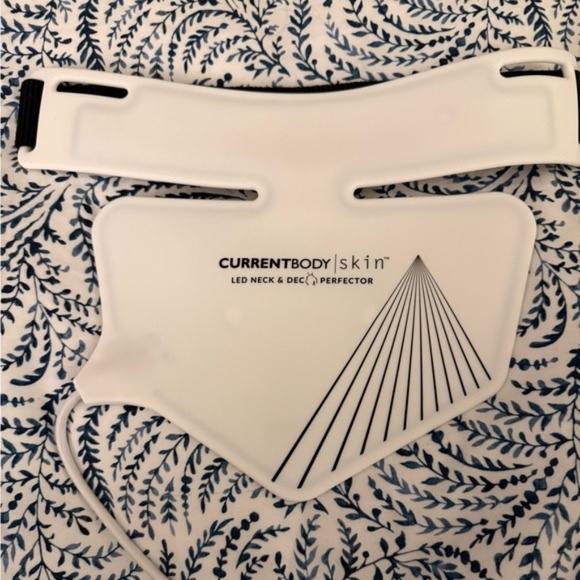 CurrentBody Skin LED Neck & Décolletage Mask: Series 1 | Red Light Therapy Mask - Picture 4 of 5